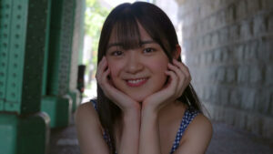 ヤバい！秋山美杏のピュアネスが溢れ出す窓辺の奇跡！